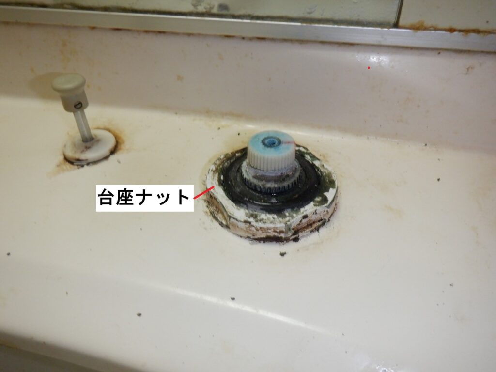 INAX　洗面ｻｰﾓｽﾀｯﾄ付洗髪ｼｬﾜｰ水栓　SF-31T
取り外し方
LIXIL　SF-800SYU　に交換