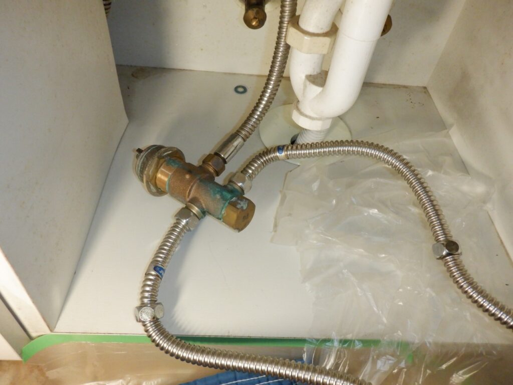 INAX　洗面ｻｰﾓｽﾀｯﾄ付洗髪ｼｬﾜｰ水栓　SF-31T
取り外し方
LIXIL　SF-800SYU　に交換