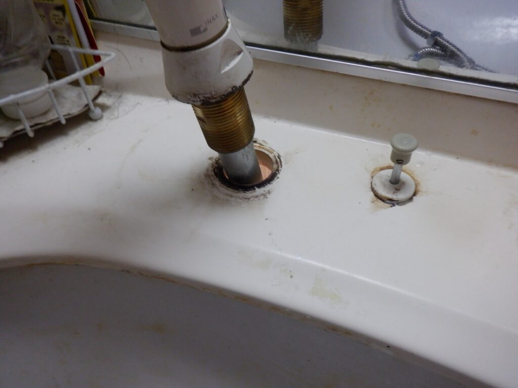 INAX　洗面ｻｰﾓｽﾀｯﾄ付洗髪ｼｬﾜｰ水栓　SF-31T
取り外し方
LIXIL　SF-800SYU　に交換