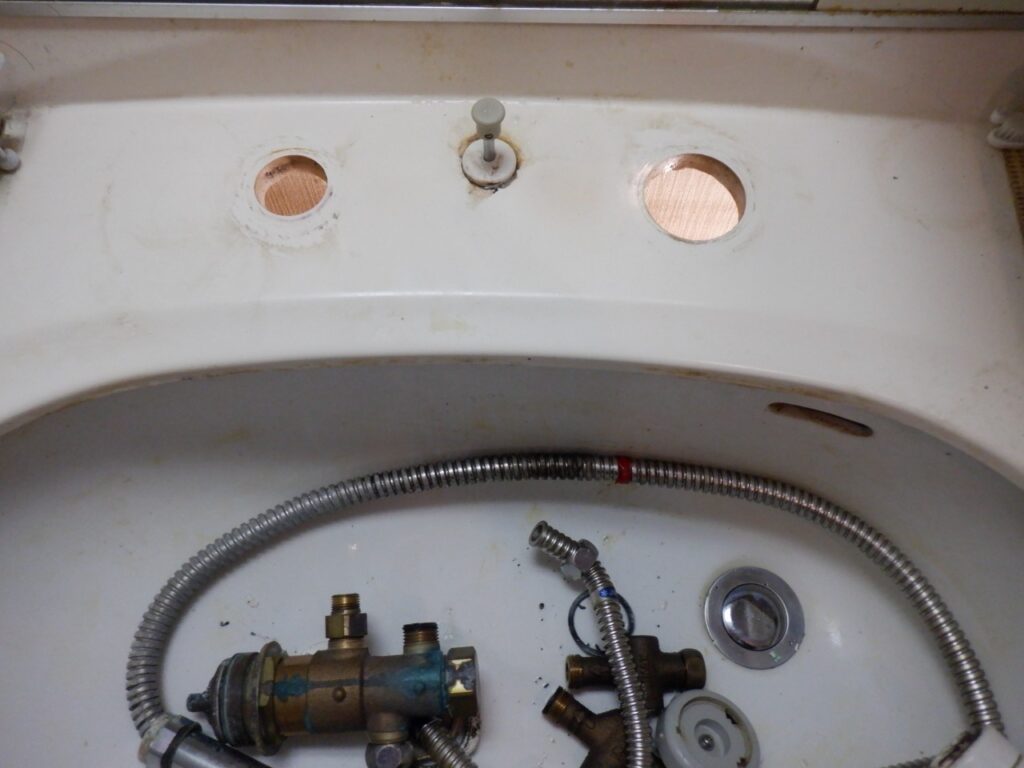 INAX　洗面ｻｰﾓｽﾀｯﾄ付洗髪ｼｬﾜｰ水栓　SF-31T
取り外し方
LIXIL　SF-800SYU　に交換