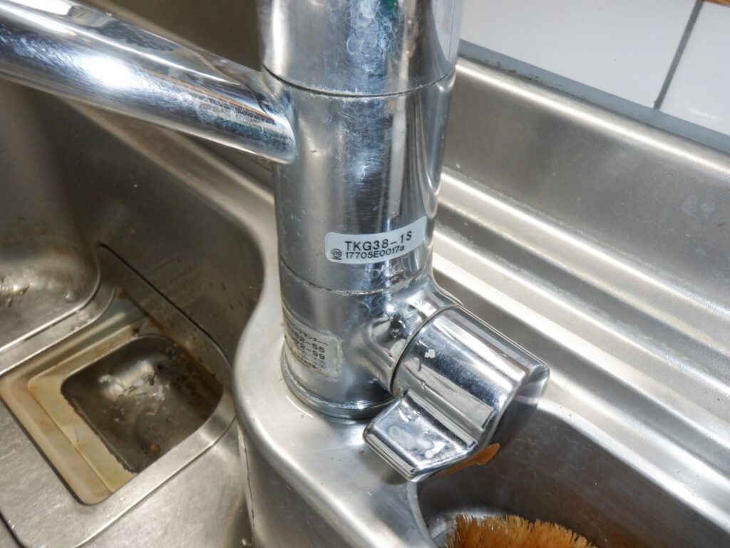 TOTO 浄水器内蔵シングルレバー混合水栓 TKG38-1S
浄水器用バルブ部
水が止まらない