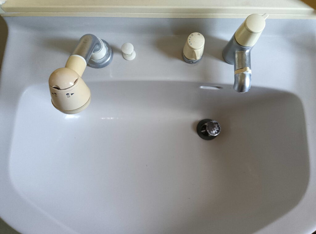 TOTO　洗面洗髪ｼｬﾜｰ混合水栓　TL370ARX
他社の水栓を使用して本体交換＜施工例＞
※TL390ARXも対象