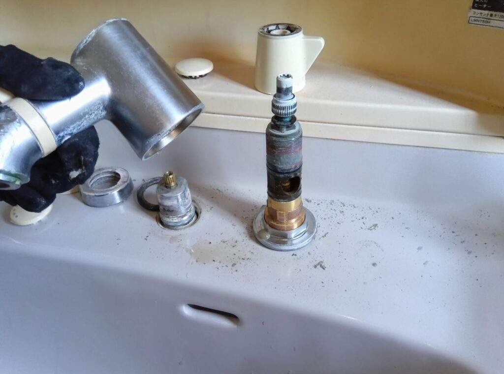 TOTO　洗面洗髪ｼｬﾜｰ混合水栓　TL370ARX
他社の水栓を使用して本体交換＜施工例＞
※TL390ARXも対象