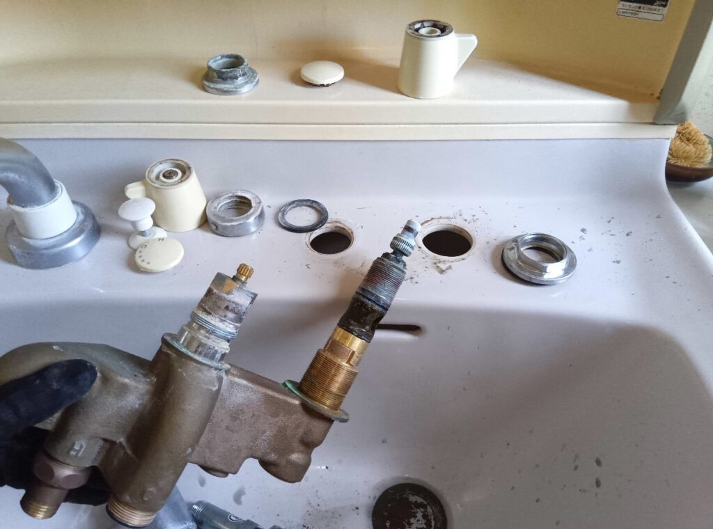 TOTO　洗面洗髪ｼｬﾜｰ混合水栓　TL370ARX
他社の水栓を使用して本体交換＜施工例＞
※TL390ARXも対象