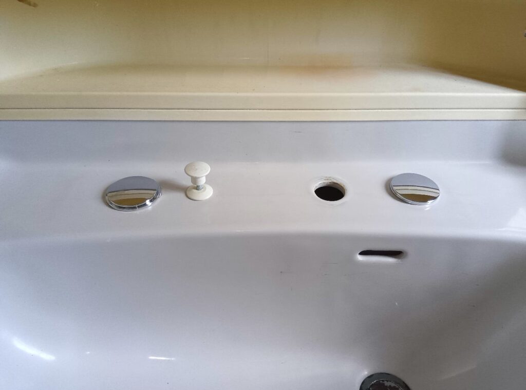 TOTO　洗面洗髪ｼｬﾜｰ混合水栓　TL370ARX
他社の水栓を使用して本体交換＜施工例＞
※TL390ARXも対象