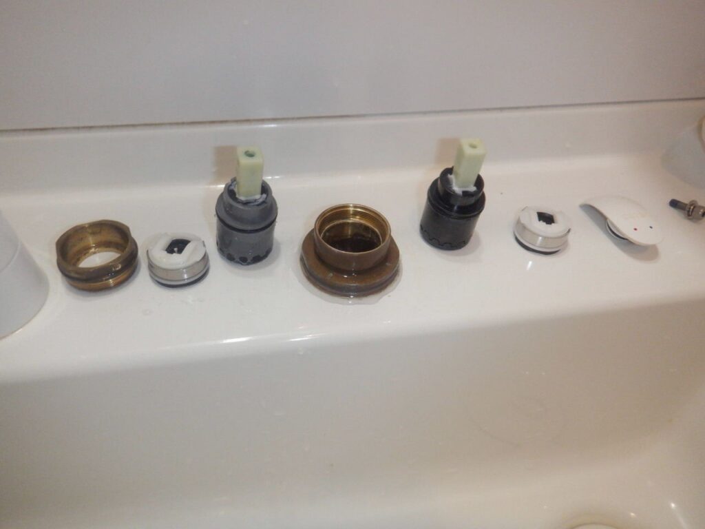 TOTO　TLS05301J
レバーを下げても水が止まらない
修理方法（カートリッジ交換）