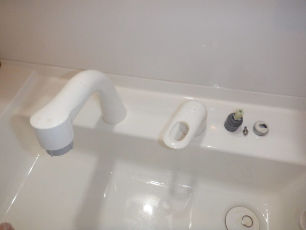 TOTO　TLS05301J
レバーを下げても水が止まらない
修理方法（カートリッジ交換）