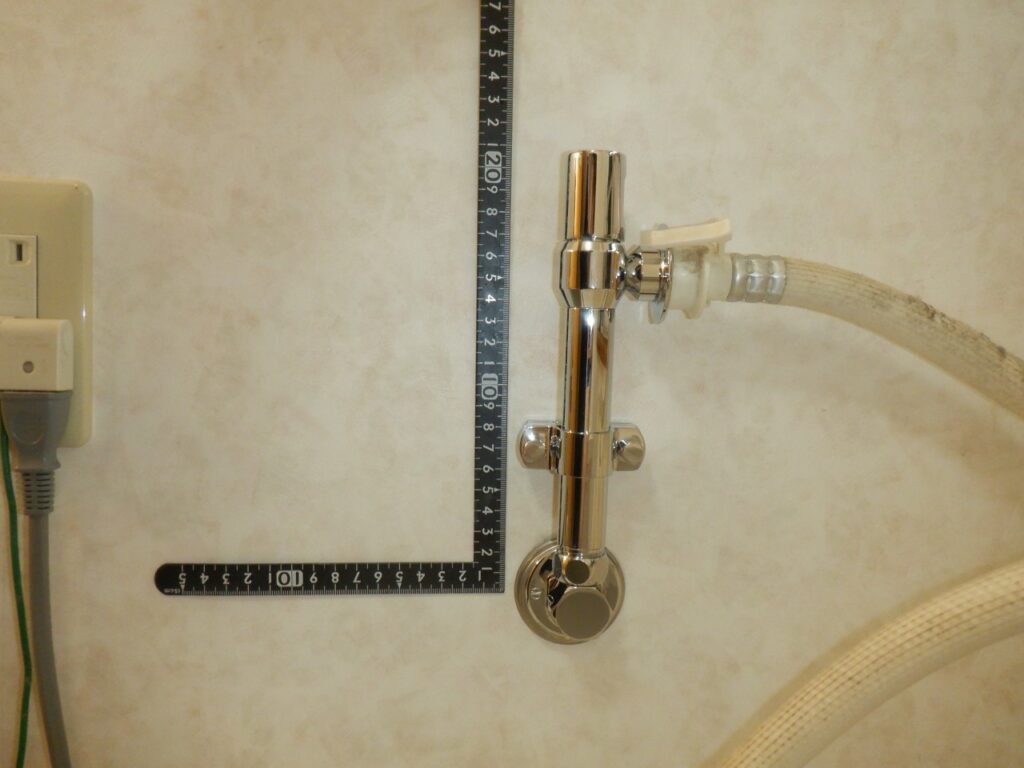 給水ホースの接続口は、給水配管位置から＋15ｃｍ（ｶｸﾀﾞｲ　732-003-13の場合）