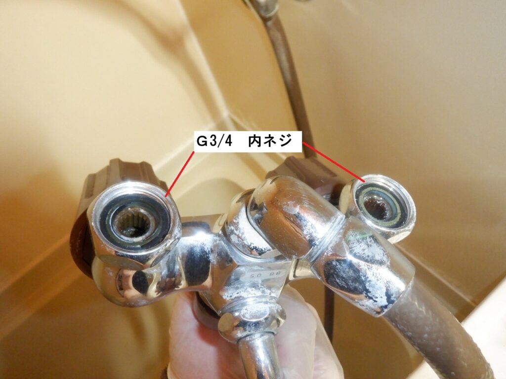 KVK KF202 は、取付脚側が「外ネジ」、本体側が「内ネジ」