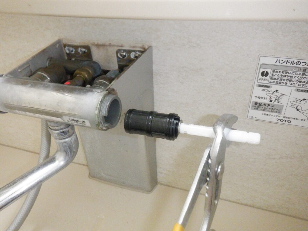 TOTO　浴室ｻｰﾓｽﾀｯﾄ式ｼｬﾜｰ水栓　TMG40-1B（2004-2007年）
開閉バルブ部、切替ﾊﾝﾄﾞﾙ部（ｽﾍﾟｰｻｰ含む）の交換方法
