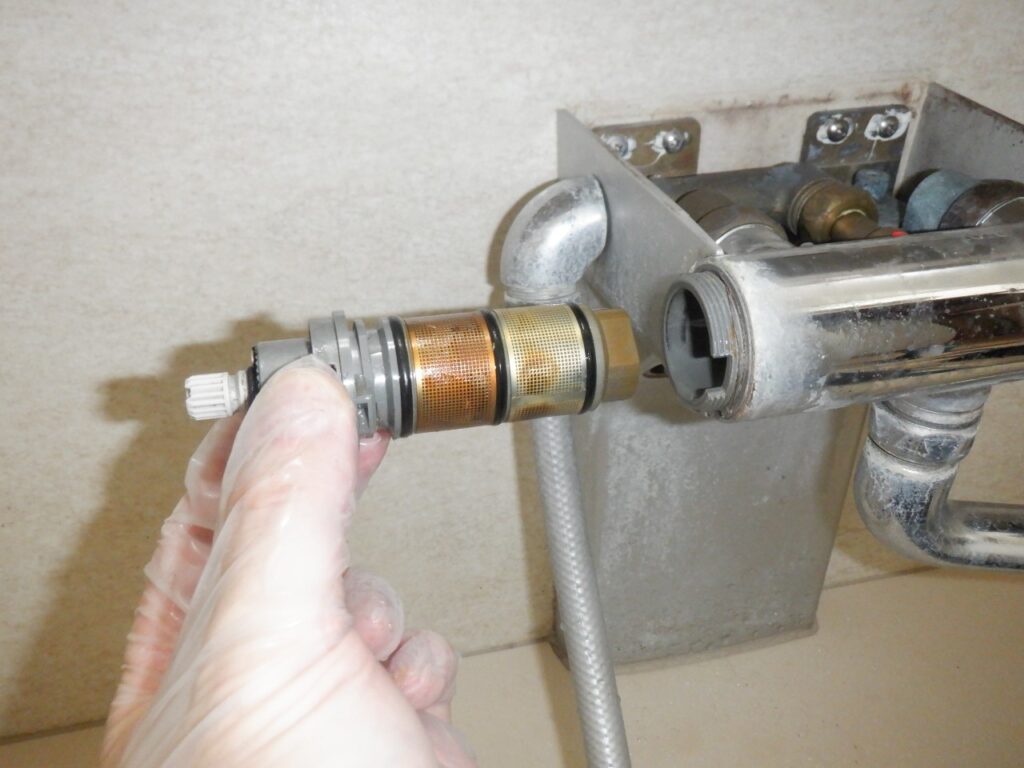TOTO　浴室ｻｰﾓｽﾀｯﾄ式ｼｬﾜｰ水栓
TMG40-1B

温度調節ﾕﾆｯﾄ交換方法