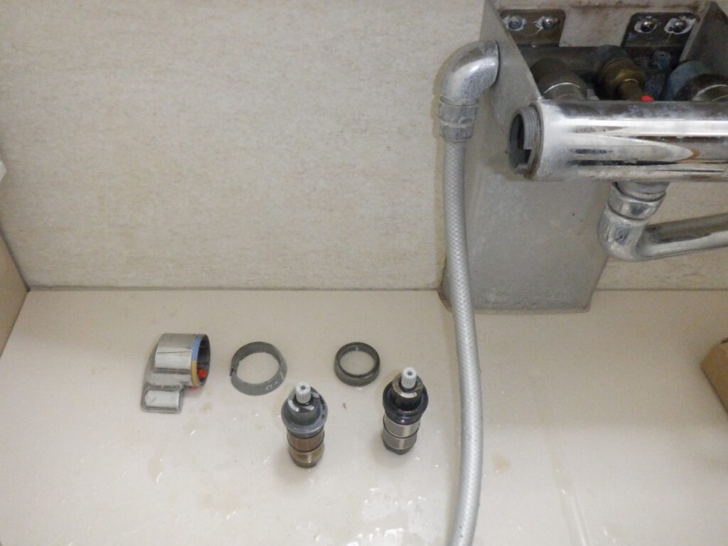 TOTO　浴室ｻｰﾓｽﾀｯﾄ式ｼｬﾜｰ水栓
TMG40-1B

温度調節ﾕﾆｯﾄ交換方法