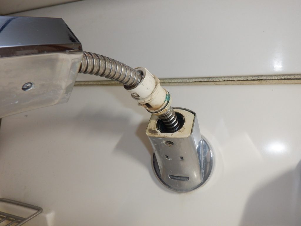 LIXIL シングルレバー式洗髪シャワー水栓 SF-71S-MB3(2011年~ )
シャワーホースから水漏れ 修理方法