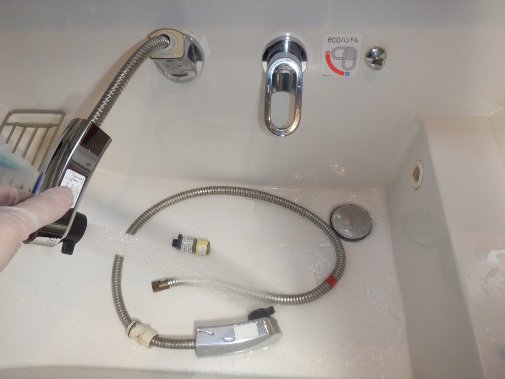 LIXIL シングルレバー式洗髪シャワー水栓 SF-71S-MB3(2011年~ )
シャワーホースから水漏れ 修理方法