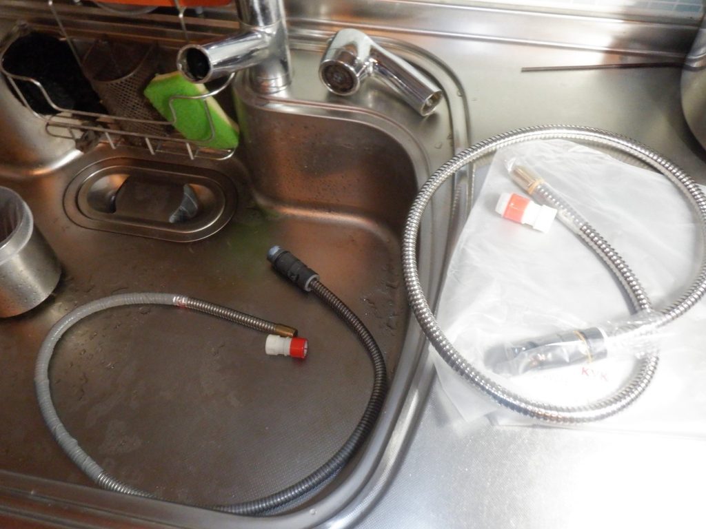 KVK 台所シングルレバー式シャワー水栓 LFB273G5ECL
※クリナップ製システムキッチン用水栓
シャワーホースの交換方法