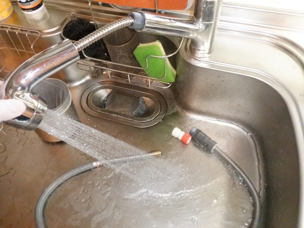 KVK 台所シングルレバー式シャワー水栓 LFB273G5ECL
※クリナップ製システムキッチン用水栓
シャワーホースの交換方法