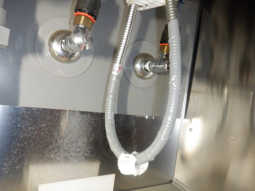KVK 台所シングルレバー式シャワー水栓 LFB273G5ECL
※クリナップ製システムキッチン用水栓
シャワーホースの交換方法